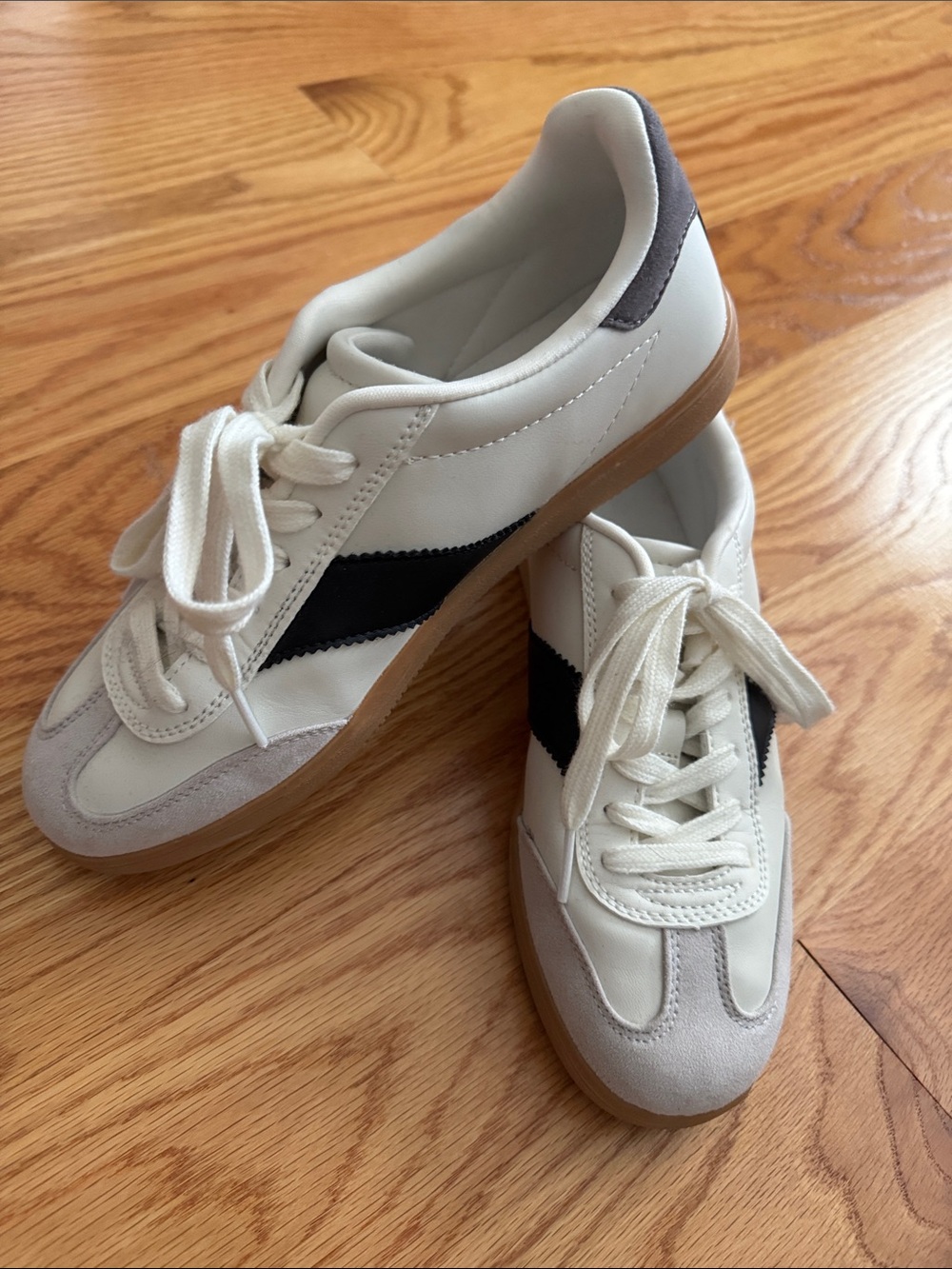 Universal Thread Cream & Black Retro Trainer Sneakers